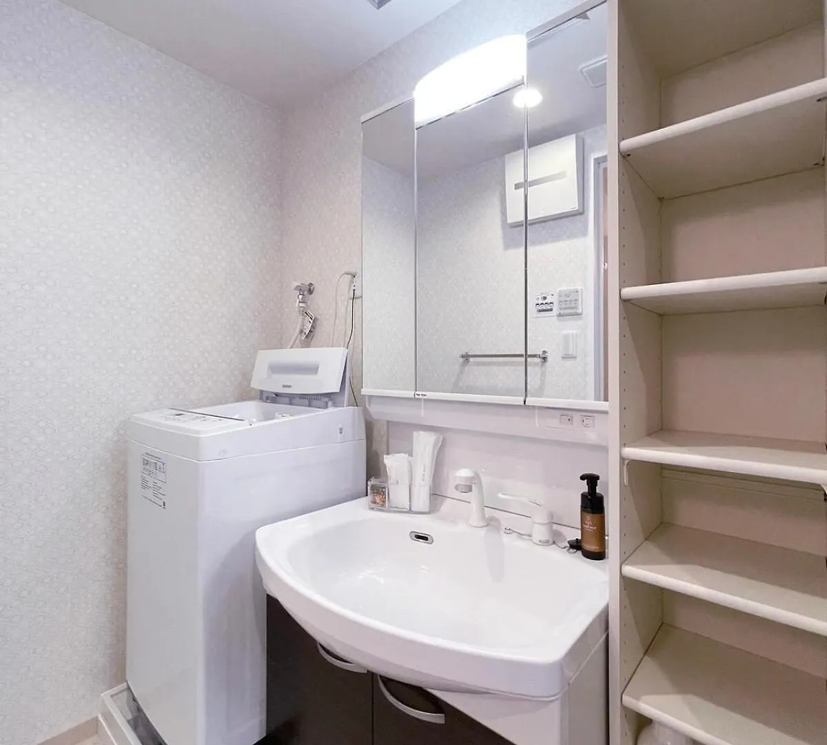 Apartment Casaen - Cozy 1Br Near Hondori Shopping Arcade, Room Wifi Hiroshima